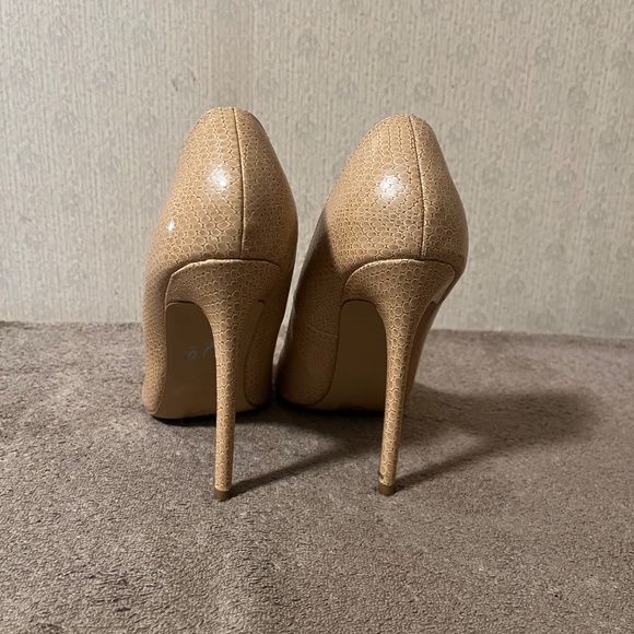 Heels - Picture 3 of 3